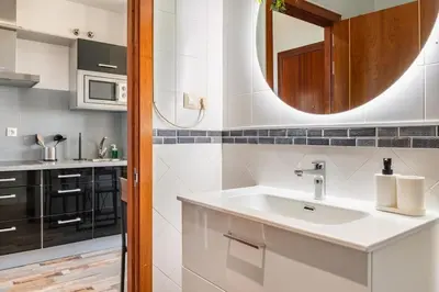 Una cocina o zona de cocina en loft con parking gratis frente palacio congresos