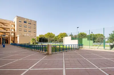 Instalaciones para jugar a tenis o squash en loft con parking gratis frente palacio congresos o alrededores