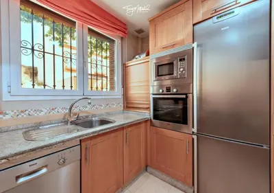 Una cocina o zona de cocina en Mesa del Baño - Casa rural con bañera de hidromasaje en Alhama de Granada