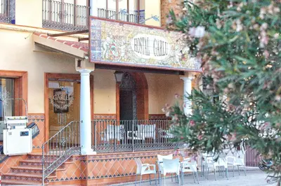 Edificio en el que se encuentra el hostal o pensión