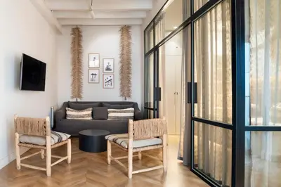 Zona de estar de R26 Suites Sevilla