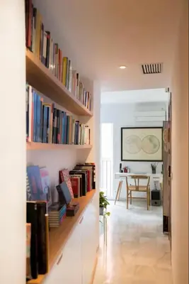 Biblioteca en el apartamento