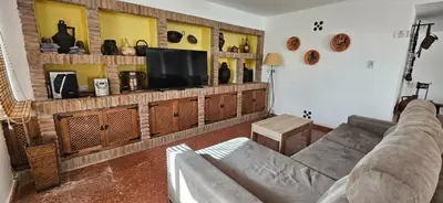 Una televisión o centro de entretenimiento en Casa del Lago la Encantada !!!!En temporada incluye acceso piscina Las 2 columnas!!!!!