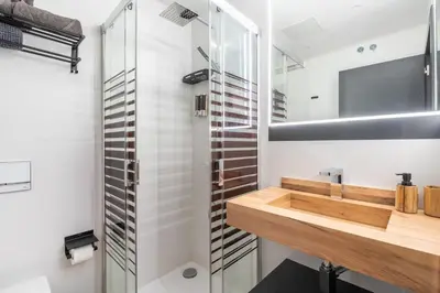 Un baño de Atico moderno en Nervion con terraza