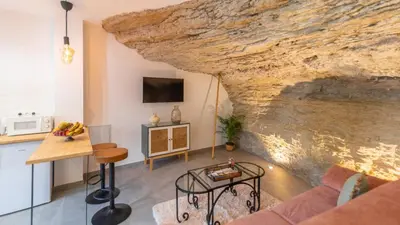 Una televisión o centro de entretenimiento en Casa Cueva Las Chicas del Puente Setenil de las Bodegas by Ruralidays