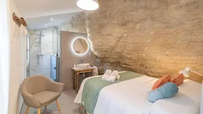 Cama o camas de una habitación en Casa Cueva Las Chicas del Puente Setenil de las Bodegas by Ruralidays