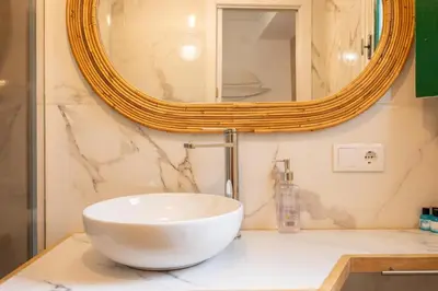 Un baño de Alcazares Deluxe Suite by Valcambre