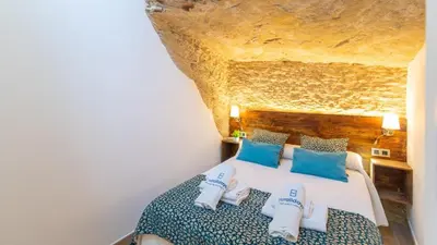 Cama o camas de una habitación en Casa Cueva El Puente Setenil de las Bodegas by Ruralidays