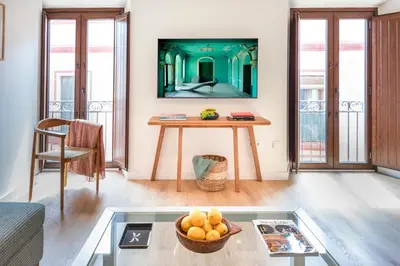 Una televisión o centro de entretenimiento en Apartamento con piscina Sevilla Centro Histórico