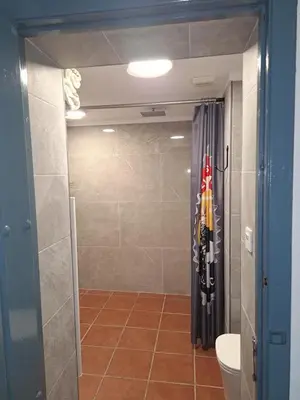 Un baño de 2 Wheels Granada Motocamp