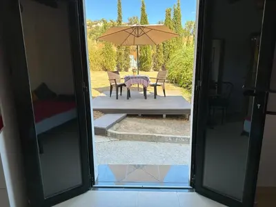Un patio o zona al aire libre en Habitacion Oliva