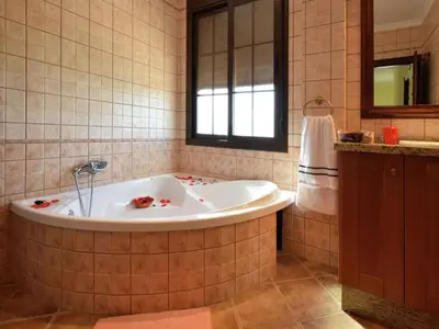 Un baño de Villa in Villanueva del Trabuco with Jacuzzi