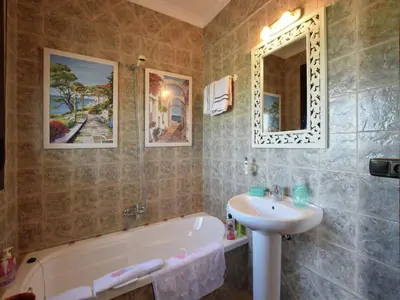 Un baño de Villa in Villanueva del Trabuco with Jacuzzi