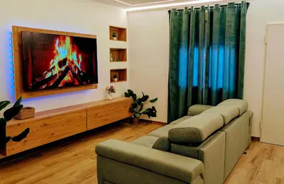 Zona de estar de Suite con jacuzzi y chimenea en Torredonjimeno - La suite de Don Ximeno