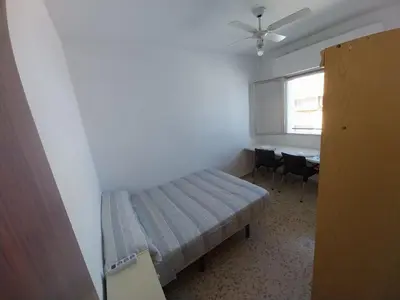 Cama o camas de una habitación en Habitación G mercadona con vistas a la calle
