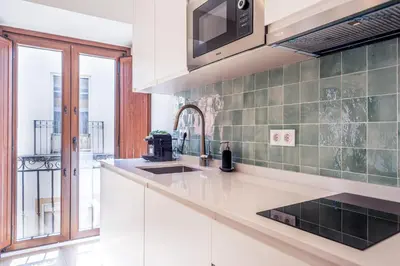 Una cocina o zona de cocina en Céntrico apartamento con piscina