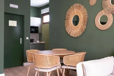 Una televisión o centro de entretenimiento en Suites Hotel Cetina Casa de Aguilar