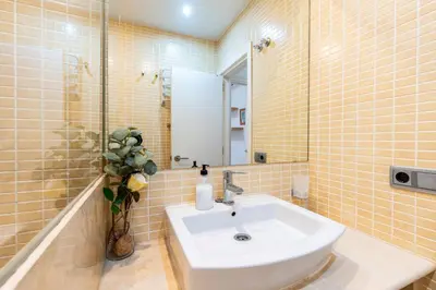 Un baño de San Esteban City Center by Valcambre