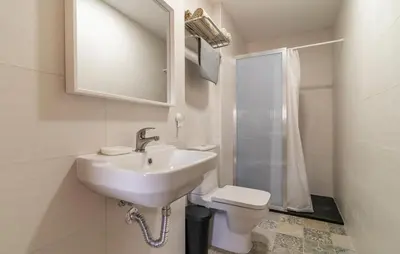Un baño de Stunning Home In Fuente Vaqueros