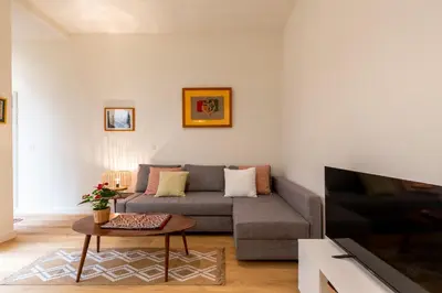Una televisión o centro de entretenimiento en Refugio con encanto, patio y piscina