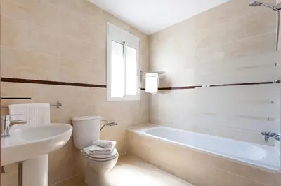 Un baño de Apartamentos Alberto Lista 9