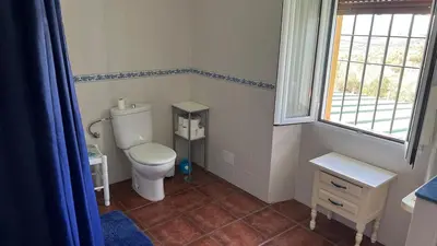 Un baño de Cortijo rural con piscina y barbacoa Archidona