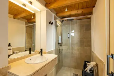 Un baño de Quintana Acacias by Valcambre