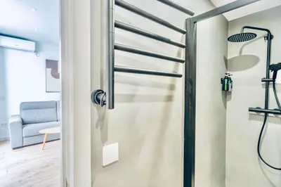 Un baño de Deanes Califa Suites