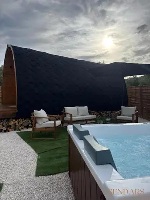 Piscina en o cerca de SENDARs