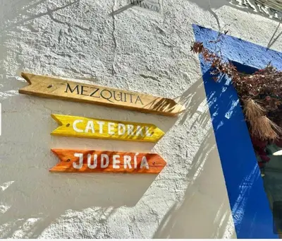 Certificado, premio, señal o documento que está expuesto en Le Sophie HOME