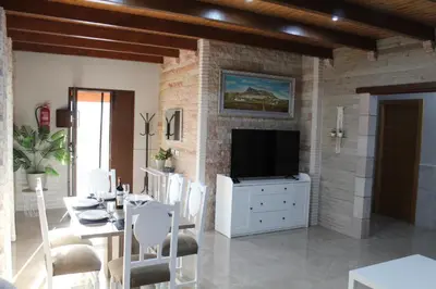 Una televisión o centro de entretenimiento en Casa Rural de Piedra