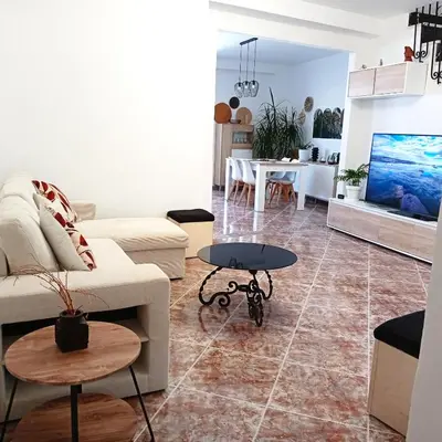 Una televisión o centro de entretenimiento en Habitación en Casa Dulce Romero