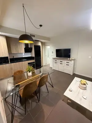 Una cocina o zona de cocina en Pilar8 - Bonito y céntrico apartamento con parking y Piscina