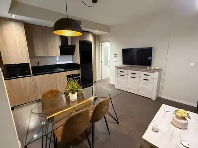 Una cocina o zona de cocina en Pilar8 - Bonito y céntrico apartamento con parking y Piscina