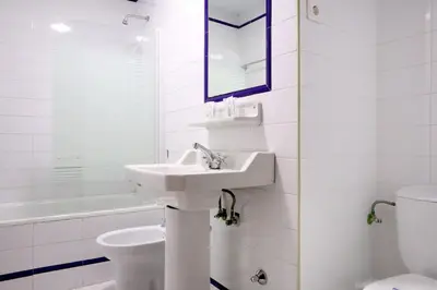 Un baño de HOSTAL ViCTORiA