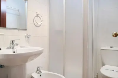 Un baño de HOSTAL ViCTORiA