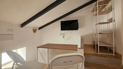 Una televisión o centro de entretenimiento en Ático para 2 personas en Jaén