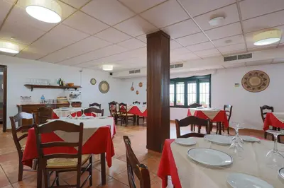 Un restaurante o sitio para comer en Hotel Tugasa Sierra y Cal