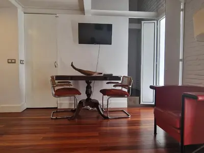 Una televisión o centro de entretenimiento en Elegant duplex in the heart of Seville