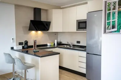 Una cocina o zona de cocina en Encanto en Iznájar con terraza y vistas a la montaña