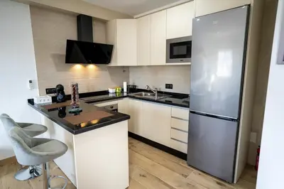 Una cocina o zona de cocina en Encanto en Iznájar con terraza y vistas a la montaña