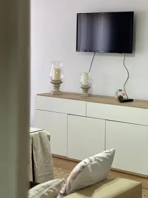 Una televisión o centro de entretenimiento en Apartamento luminoso con patio privado junto a la Plaza de Toros de Montoro