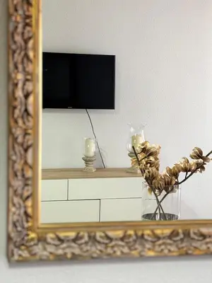 Una televisión o centro de entretenimiento en Apartamento luminoso con patio privado junto a la Plaza de Toros de Montoro