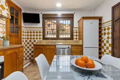 Una cocina o zona de cocina en Villa privada, piscina y gym, a 20 min de Málaga