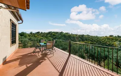Un balcón o terraza de Amazing Home In Villanueva Del Rey