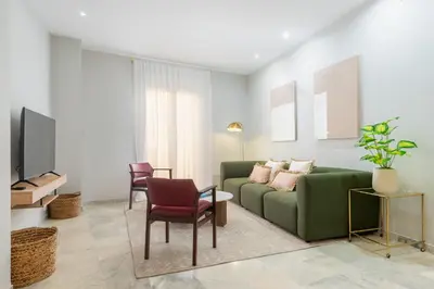 Una televisión o centro de entretenimiento en Stunning 3BR 2BTH with Parking and Jacuzzi