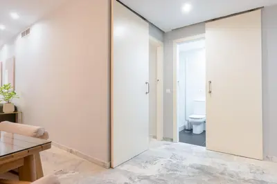 Plano de Stunning 3BR 2BTH with Parking and Jacuzzi