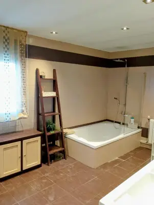 Un baño de Los Rosales de la Charca