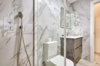 Un baño de Arroyo 12, by Homing U