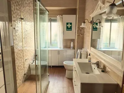 Un baño de Ronda Suite, Parking gratuito cercano